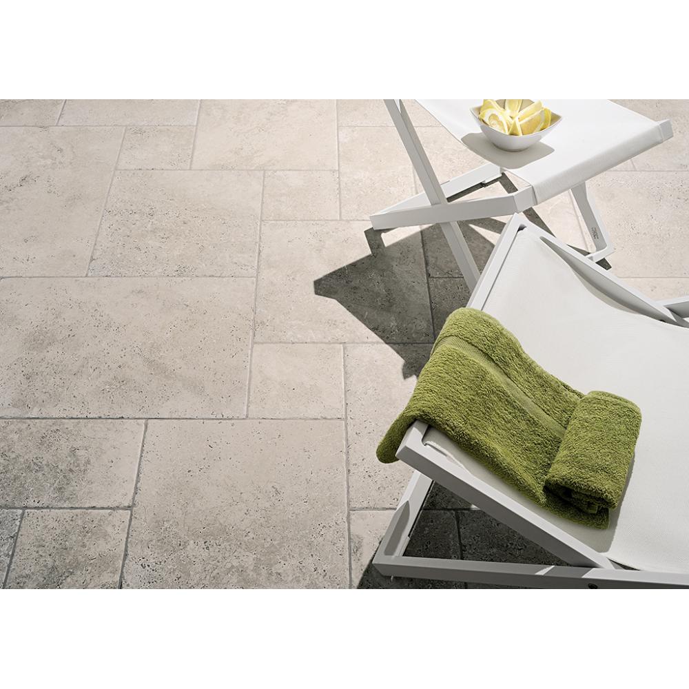 coem aquitaine grigio szurke fagyallo meszko travertin ko gres padlolap modern minimal nappali konyha design nagymeretu hidegburkolat padlo burkolat terasz.jpg